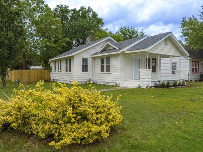 Freshly Updated 2 Bedroom House - Freshly Updated 2 Bedroom House