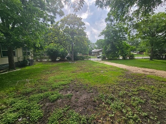 Photo - 907 Neches St