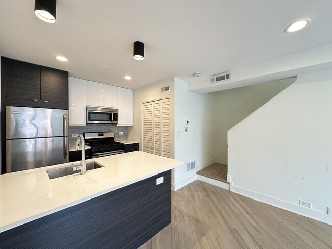 Photo - 853 W Grace St Unit 102E