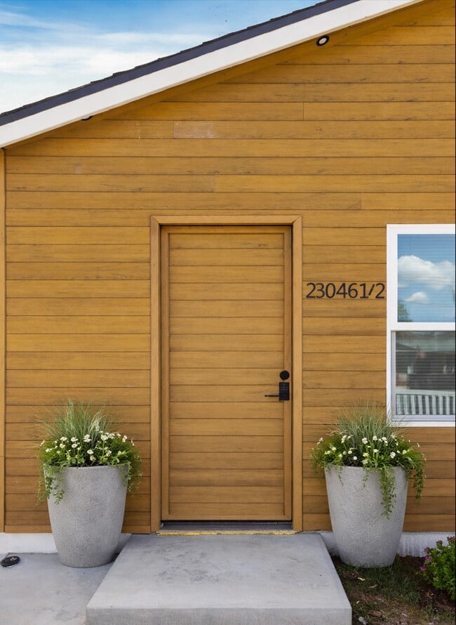 Puerta de entrada - 23046 Saticoy St Unidad 23046.5