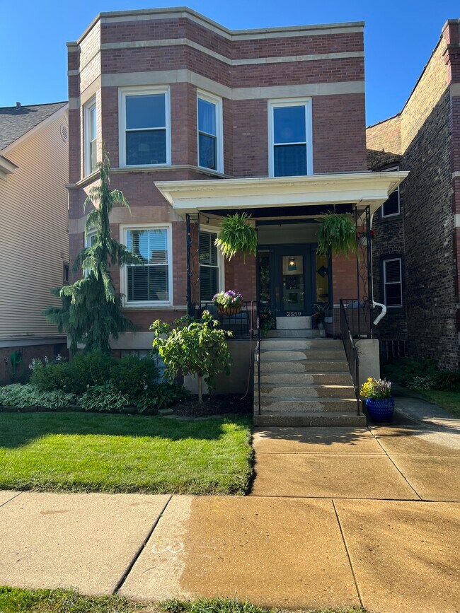 Front - 2559 W Argyle St Unit #2