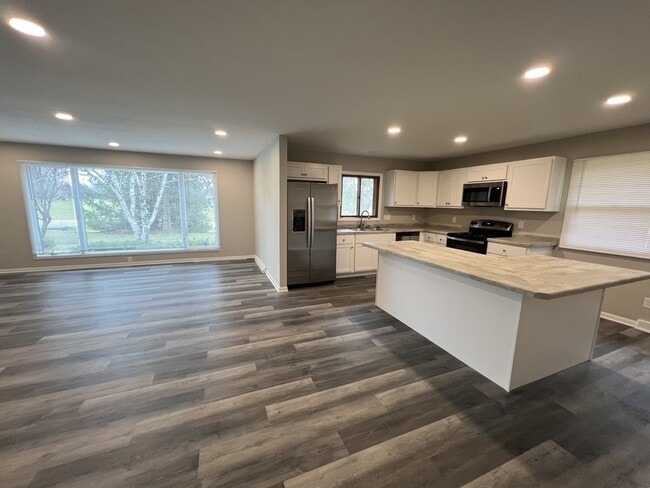 Photo - W127N12303 Knollwood Dr