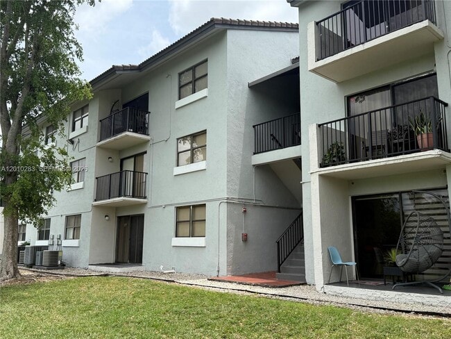 Building Photo - 7195 NW 179th St Unit 211