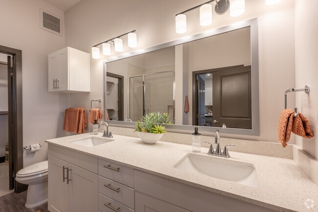 1BR, 1BA - 773SF - Bathroom