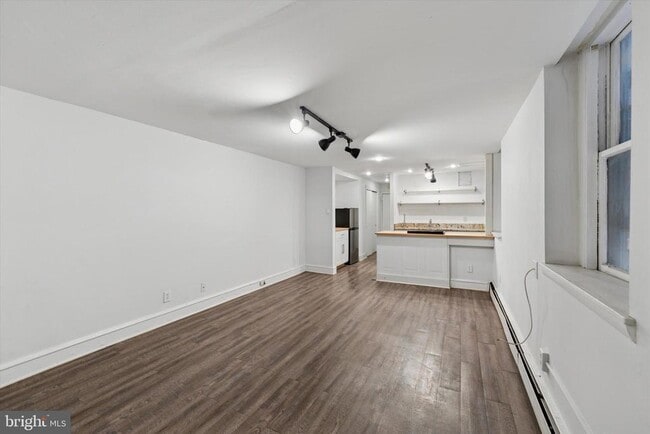 Building Photo - 240 S 13th St Unit B