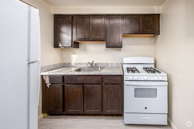 1BR, 1BA - 543SF - Kitchen - Foxhall Apartments