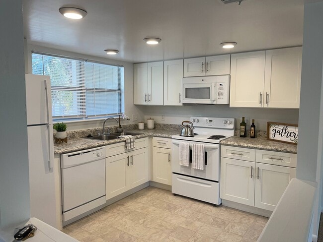 Cocina remodelada de estilo Shaker en color blanco