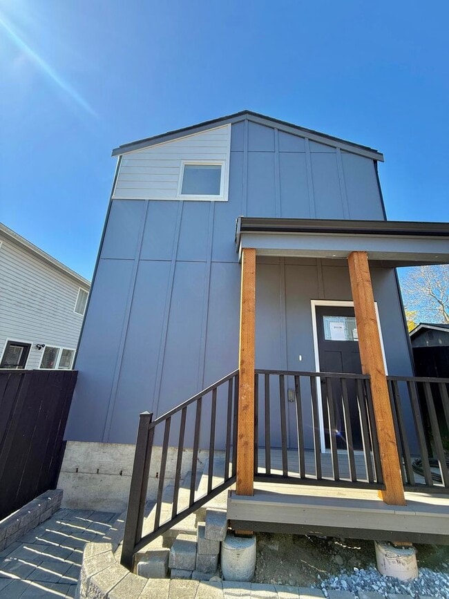 Building Photo - Arbor Heights 2-Bedroom Home in a Prime Location