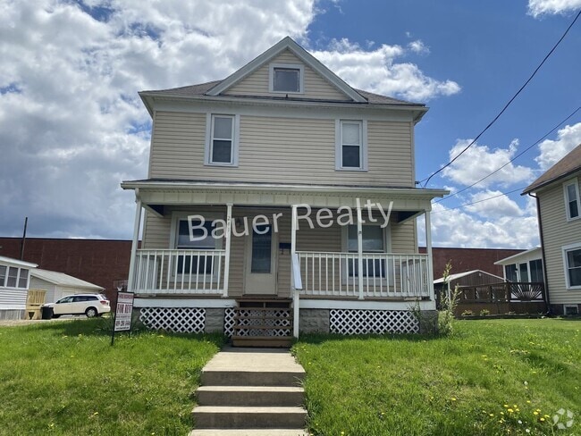 Building Photo - Three Bedrooms, One and a Half Baths Rental