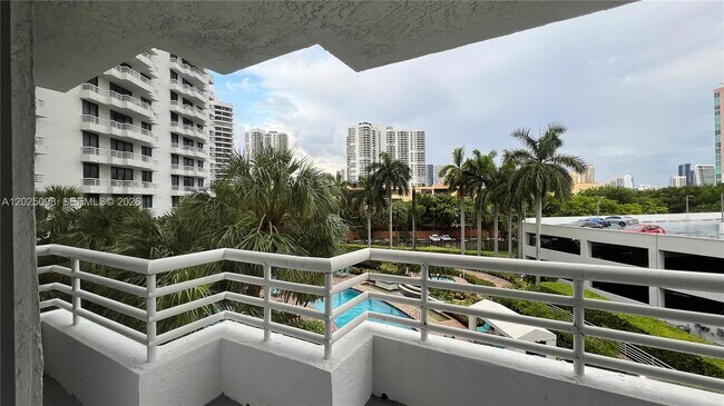 Photo - 3300 NE 192 St Unidad 418