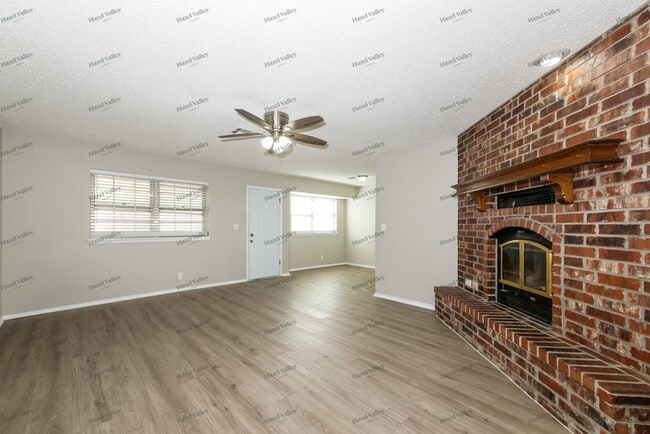 Photo - 616 Crosstimbers Dr