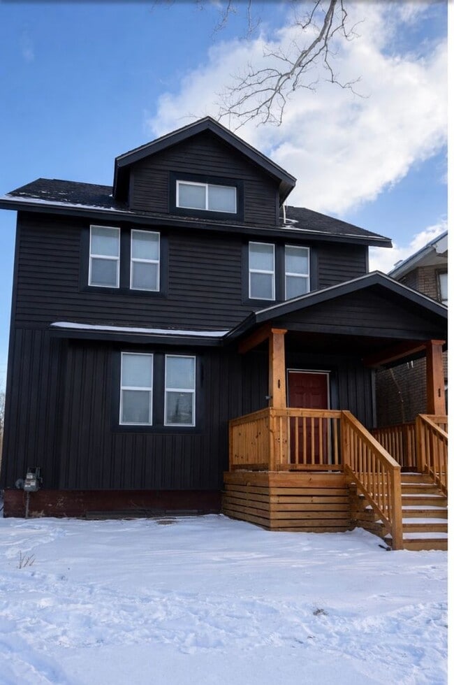 Building Photo - For Lease : 5 bedroom 1 1/2 bathroom fully renovated home in nice area. Call KPM 313-429-3244