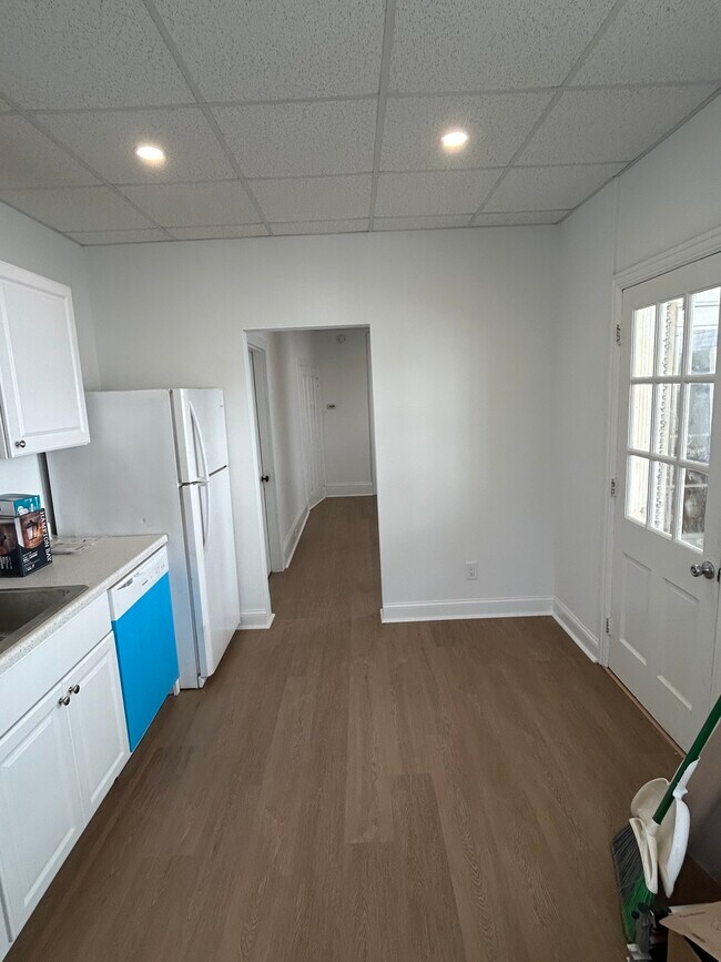 Photo - 411 School St