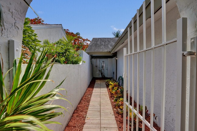 Photo - 820 NW 21st Way