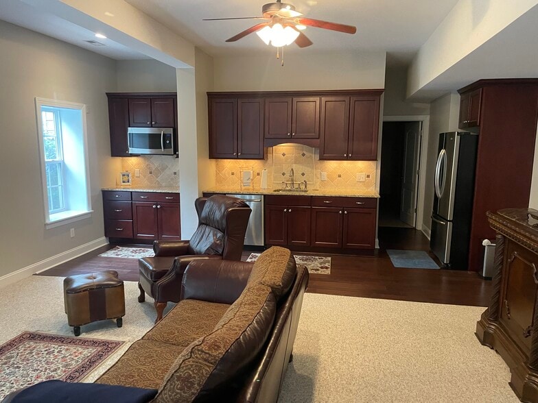 7820 Kensington Manor Ln