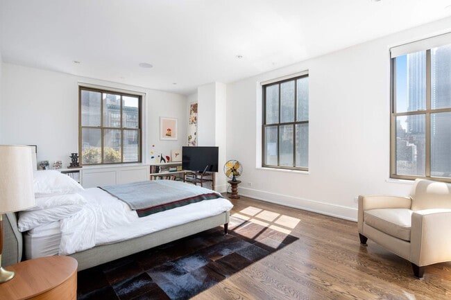 Photo - 130 W 30th St