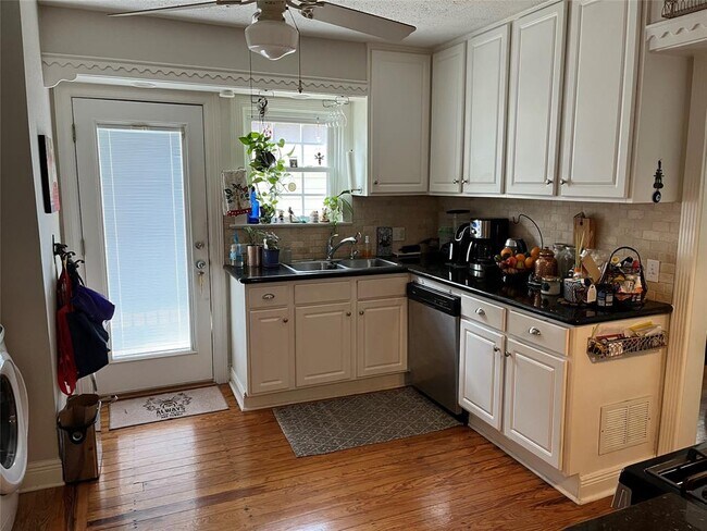 Photo - 2121 Milford St Unidad 1