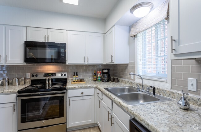 2BR, 1.5BA - 1090sf Townhome- Kitchen