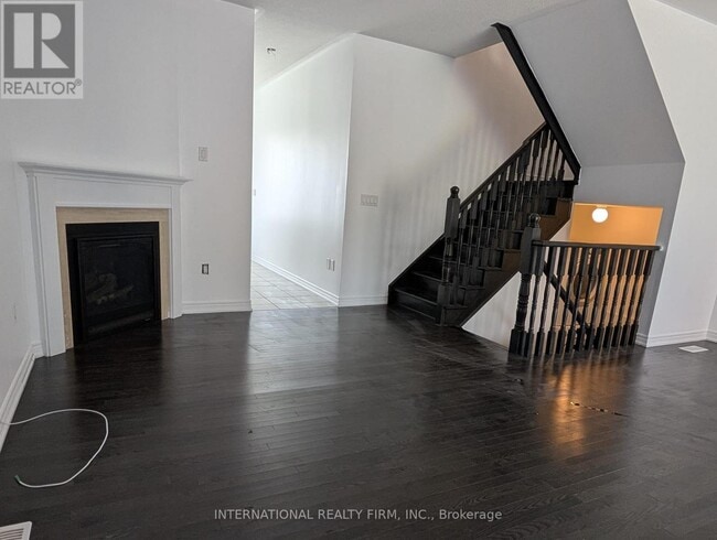 Photo - 734 Yarfield Cres