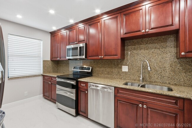 220 Lake Dr Unit 206