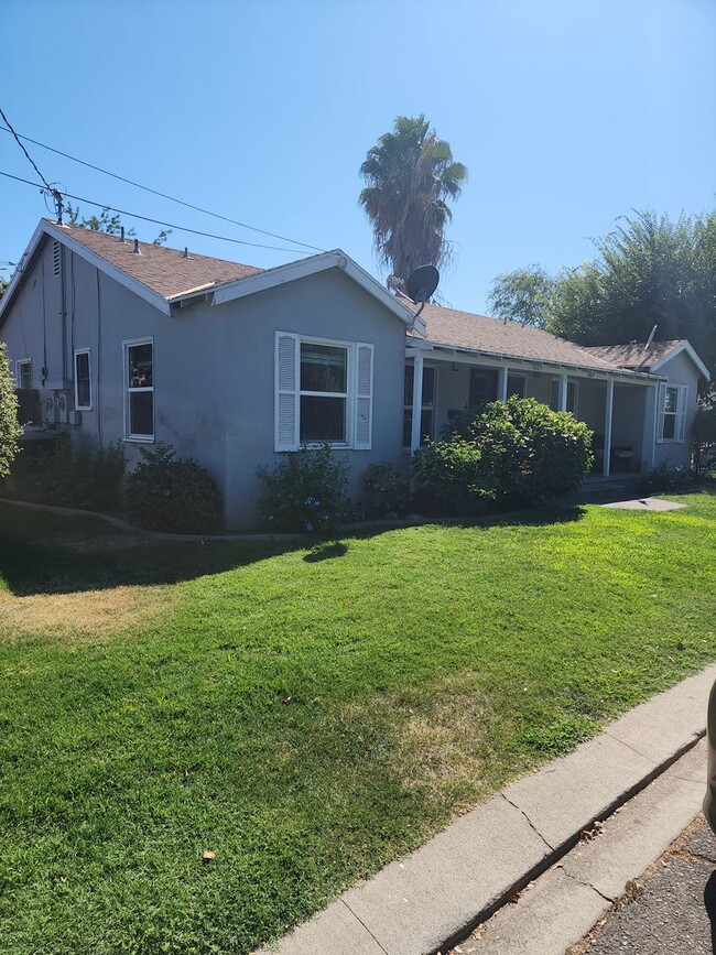 Building Photo - Escalon cute 2 bedroom duplex w/garage