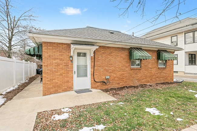 Building Photo - 10 Swan St Unit 10B