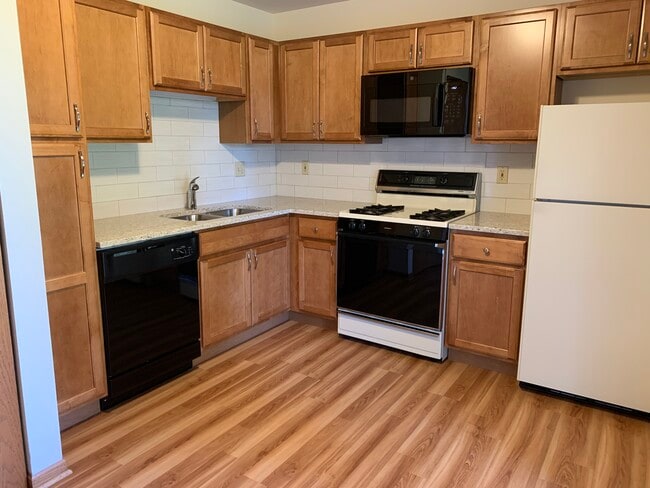 Kitchen - 400 Parkside Dr Unit X
