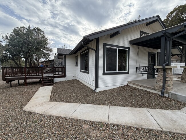 Photo - 703 Country Club Dr