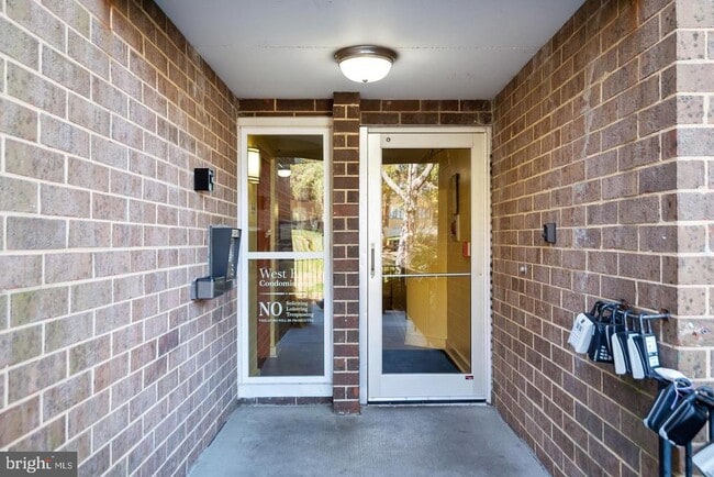 Building Photo - 60 S Van Dorn St Unit 507 Rental