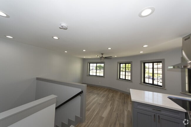 Building Photo - 1227 Elm St Rental