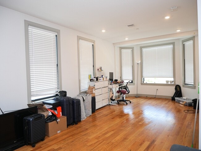 Building Photo - 15 Maywood St Unit 3