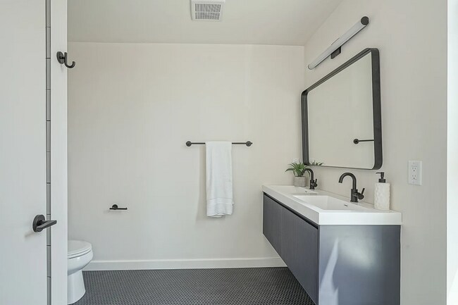 Photo - 1301 Bainbridge St Unidad Studio