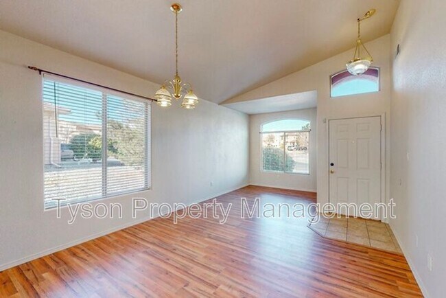 Photo - 1375 Peppoli Loop SE