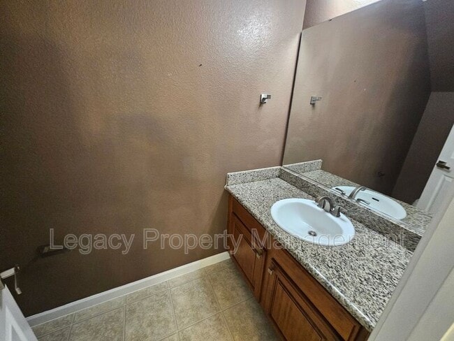 Photo - 312 Walnut Crossing Dr