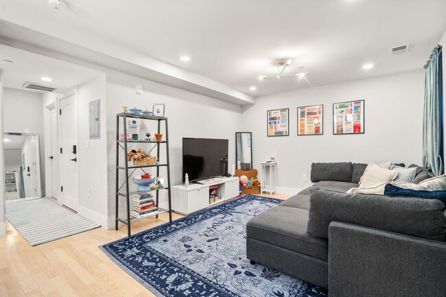 Photo - 10 Lamson Ct Unit 2