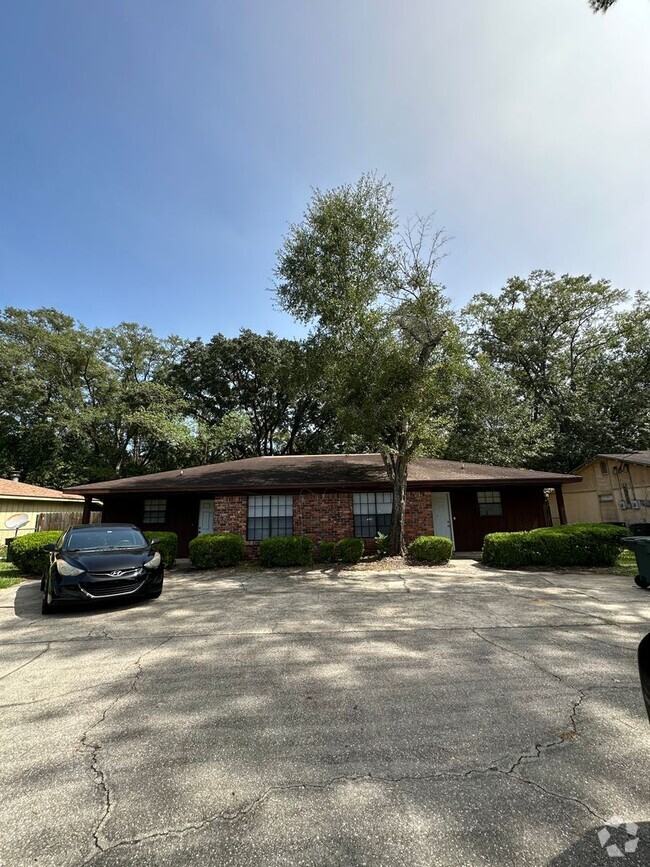 Building Photo - 2 Bedroom 1 Bath Duplex Just off Mission Rd. Rental