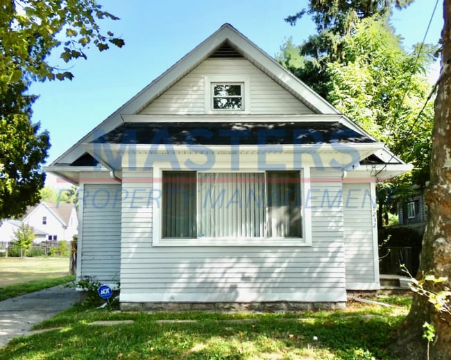 Building Photo - Three Bedroom House