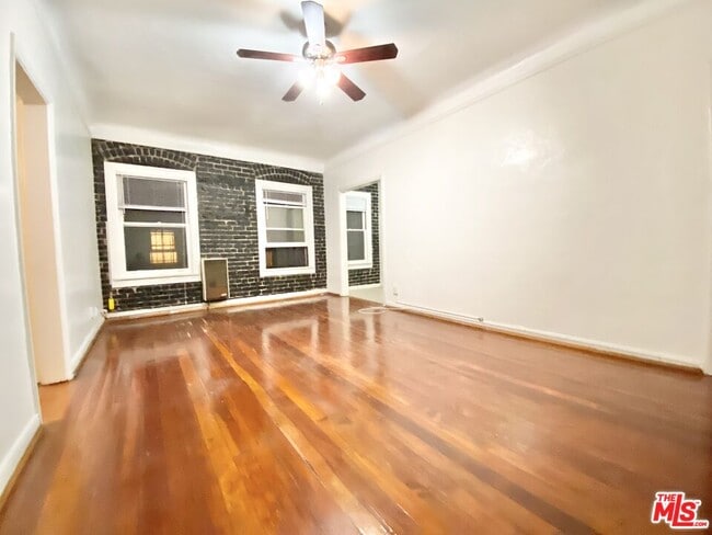 Building Photo - 608 S Dunsmuir Ave Unit 107 Rental