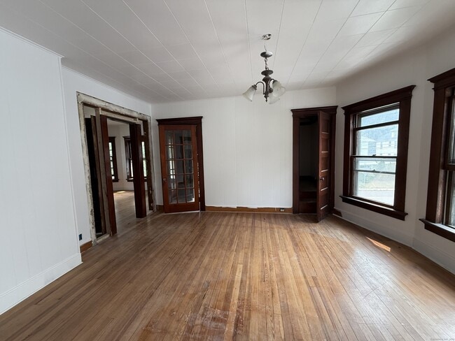 Photo - 267 N Main St
