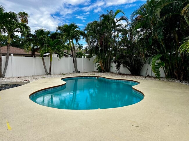 Building Photo - 1585 Pennsylvania Ave NE