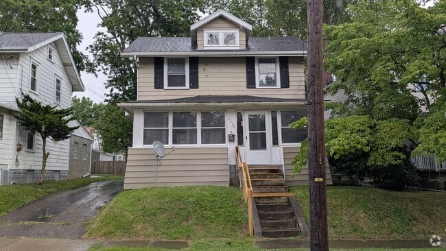 Building Photo - Charming 3-bedroom, 1-bathroom home locate...