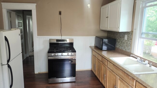 47 Roesch Ave Unit Upstairs Apartment