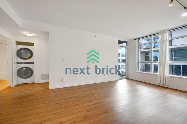 Photo - "Chic Urban Retreat: Stylish 1-Bedroom Condo in the Heart of Seattle!" Unit 906
