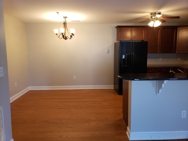 Photo - Great upper level condo convenient to everything