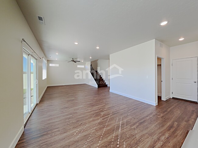 949 N Barkvine Ave