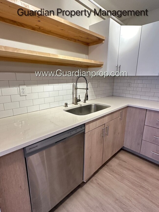 Photo - Champlin 3 Bedroom, Excellent Condition, AC, Garage Available, Balcony, Heat Paid Unit #5