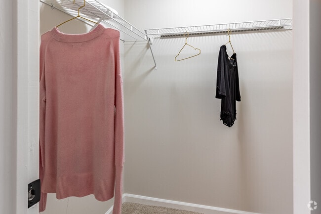 2BR, 1BA - 909SF Walk-in Closet