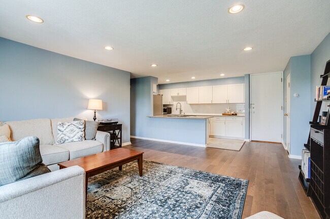 Open concept living room - 2928 Dean Pky Unit 5B