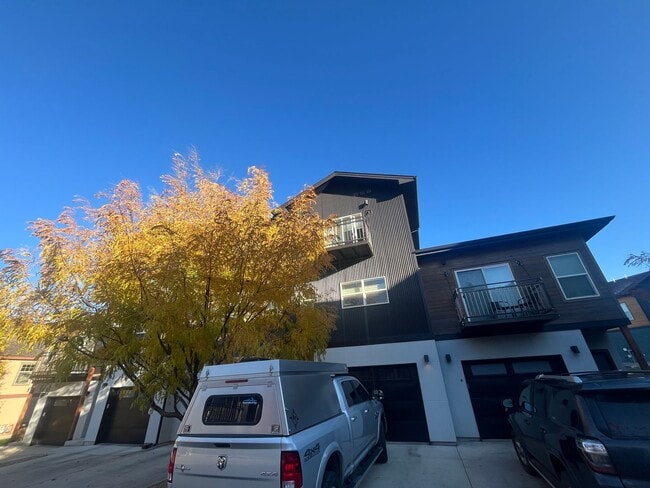 Building Photo - Beautiful Durango Townhome