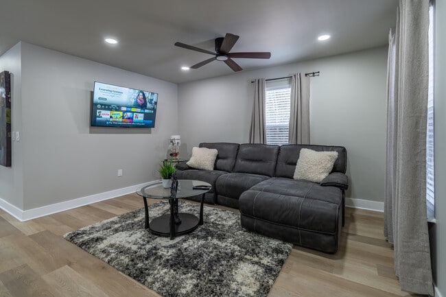 Photo - 410 St Johns Ave SW